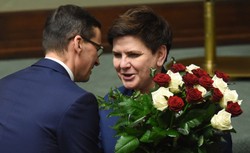 Biało-czerwone róże dla Morawieckiego. Nowy premier oficjalnie powitany przez Szydło w KPRM