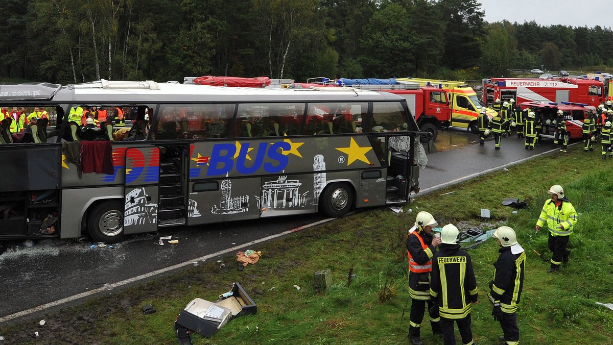 Polscy policjanci zbierają w Niemczech materiały dowodowe na potrzeby postępowania prowadzonego przez krajową prokuraturę w związku z niedzielnym wypadkiem autokaru na autostradzie A10. Na miejsce udało się sześciu specjalistów dochodzeniowo-śledczych.