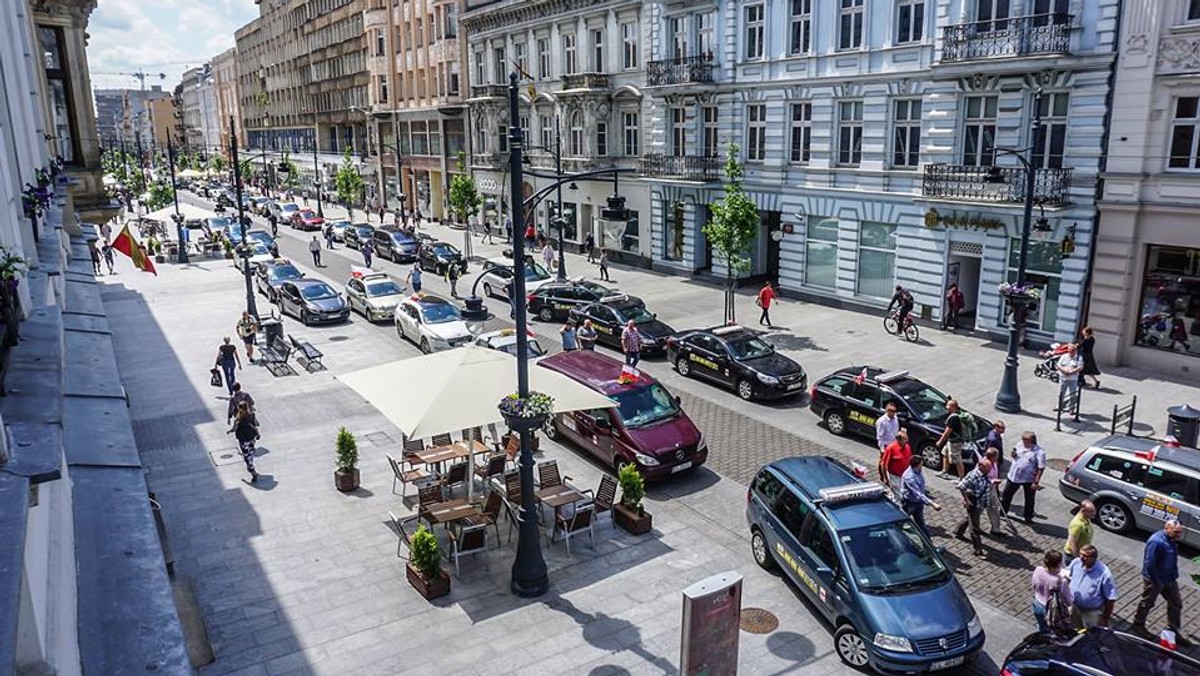 W ślimaczym tempie, przez najbardziej ruchliwe łódzkie ulice jechała dziś kolumna ponad trzystu taksówek. Ich właściciele protestowali przeciwko nieuczciwej, ich zdaniem konkurencji, jaką są nielicencjonowane przewozy osób.