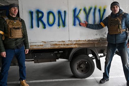 Kijowa Witalij Kliczko (z prawej) z bratem Władimirem na punkcie kontrolnym w dniu 6 marca 2022 r. Napis na ciężarówce – Żelazny Kijów – nawiązuje do jego bokserskiego przydomku „Żelazna Pięść