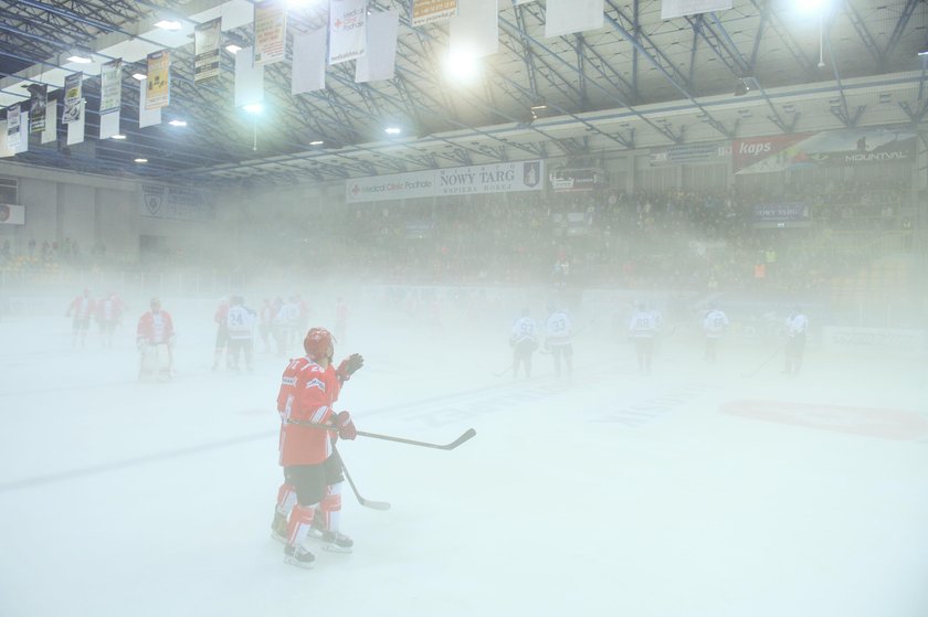 Superpuchar Polski w hokeju na lodzie: Mecz TatrySki Podhale - Cracovia przerwany z powodu mgły