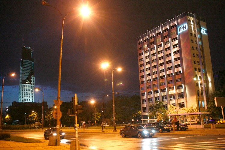 Zastosowano profesjonalne oświetlenie, które dało wrażenie płonącego budynku