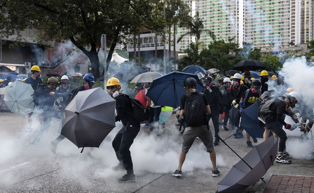 Chiński rząd ostrzega protestujących w Hongkongu: Kto igra z ogniem, zostanie poparzony