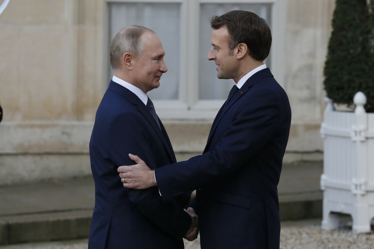 Władimir Putin i Emmanuel Macron w 2019 roku