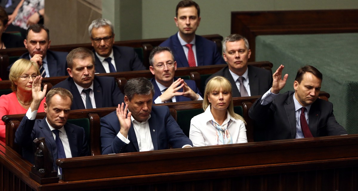 Rząd i premier tracą poparcie - wynika z badania CBOS PAP/Tomasz Gzell