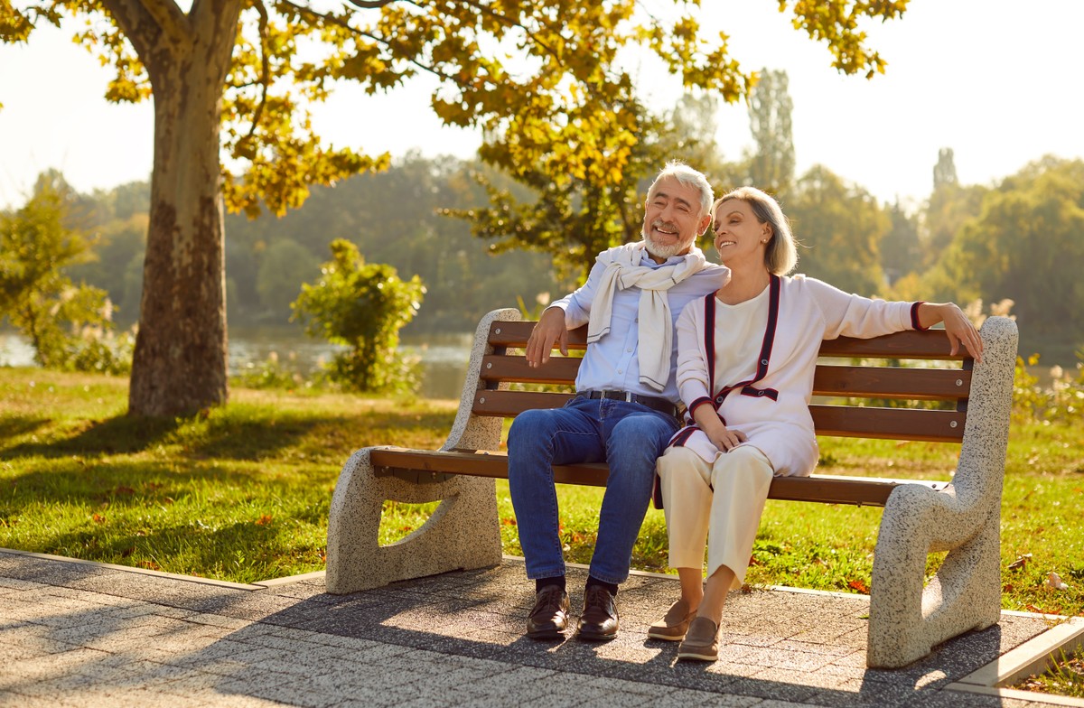 Samorządy powinny wspierać opiekunów niesamodzielnych seniorówseniorzy, odpoczywają, park