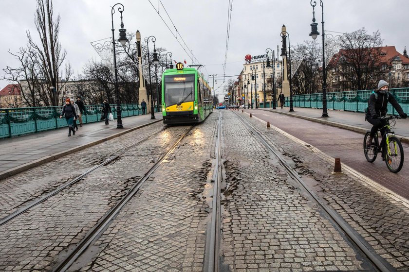 Kostka na Teatralce się sypie