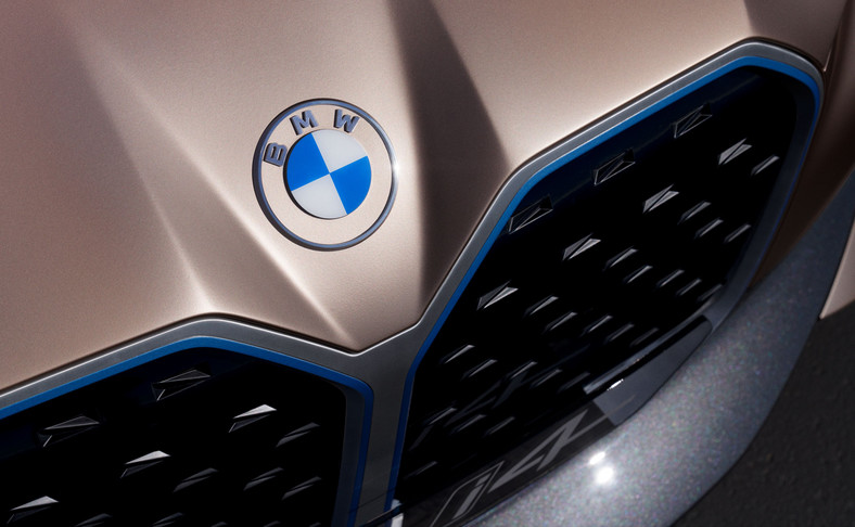 BMW zmienia logo. Nowy znaczek już na masce nowego BMW i4