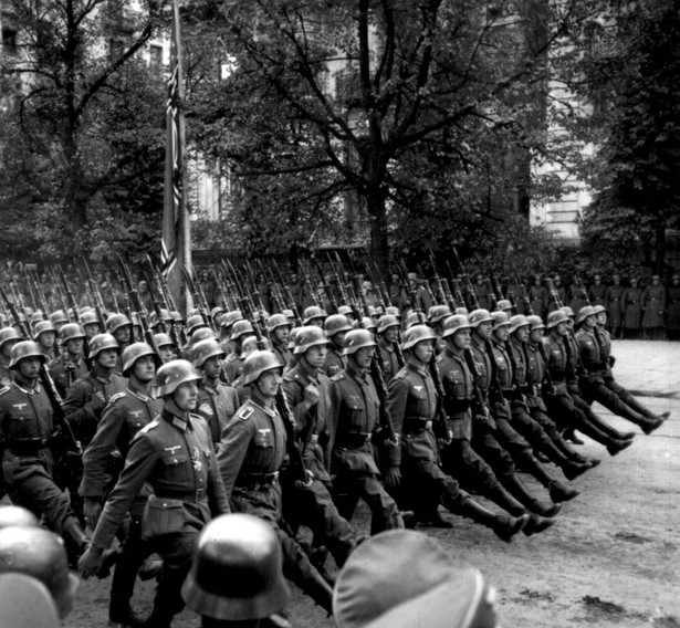 Żołnierze Wehrmachtu wkraczający do Warszawy. 28 września 1939 r.