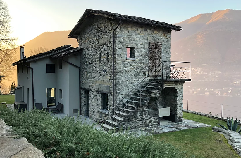 La Villa Torno sur le lac de Côme permet de séjourner dans une totale intimité. La maison combine des éléments anciens et modernes. 