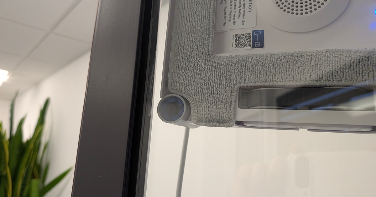 Ecovacs Winbot W2S Omni im Test: Fensterputzroboter mit Kantenschrubber