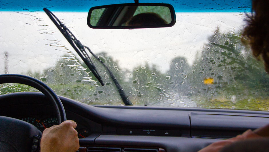 Jak zachować się w czasie burzy w samochodzie? 10 praktycznych porad