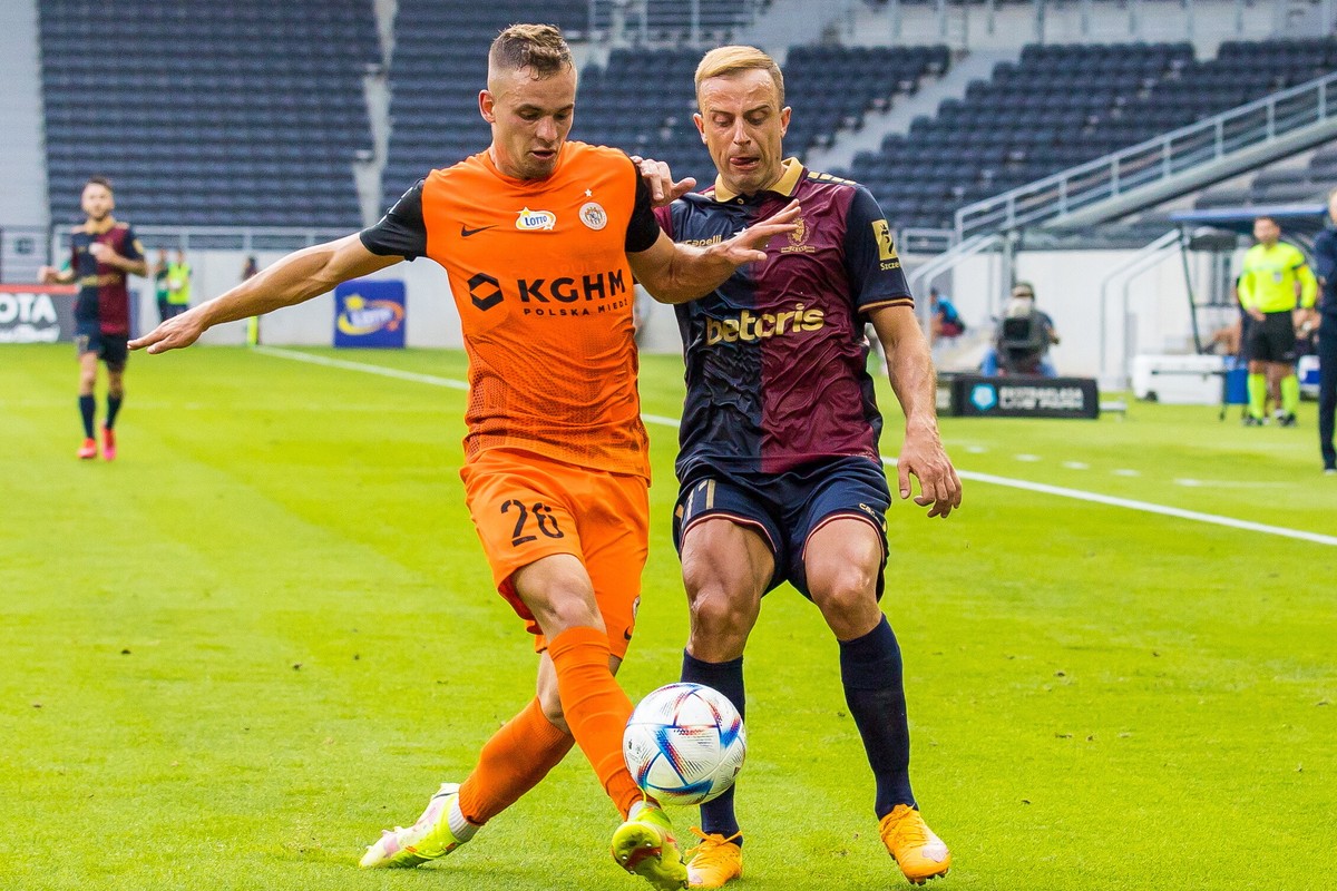 Piłkarz Pogoni Szczecin Kamil Grosicki (P) i Kacper Chodyna (L) z KGHM Zagłębia Lubin podczas meczu Ekstraklasy