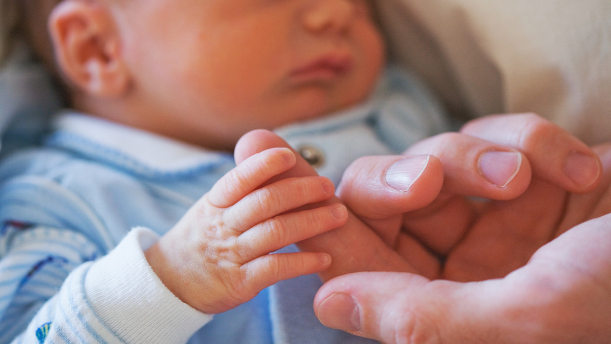 Zimą wiele osób popada w przygnębienie, ale na młode matki ciemne, ponure dni mogą mieć korzystny wpływ – okazuje się bowiem, że zmniejszają ryzyko depresji poporodowej.