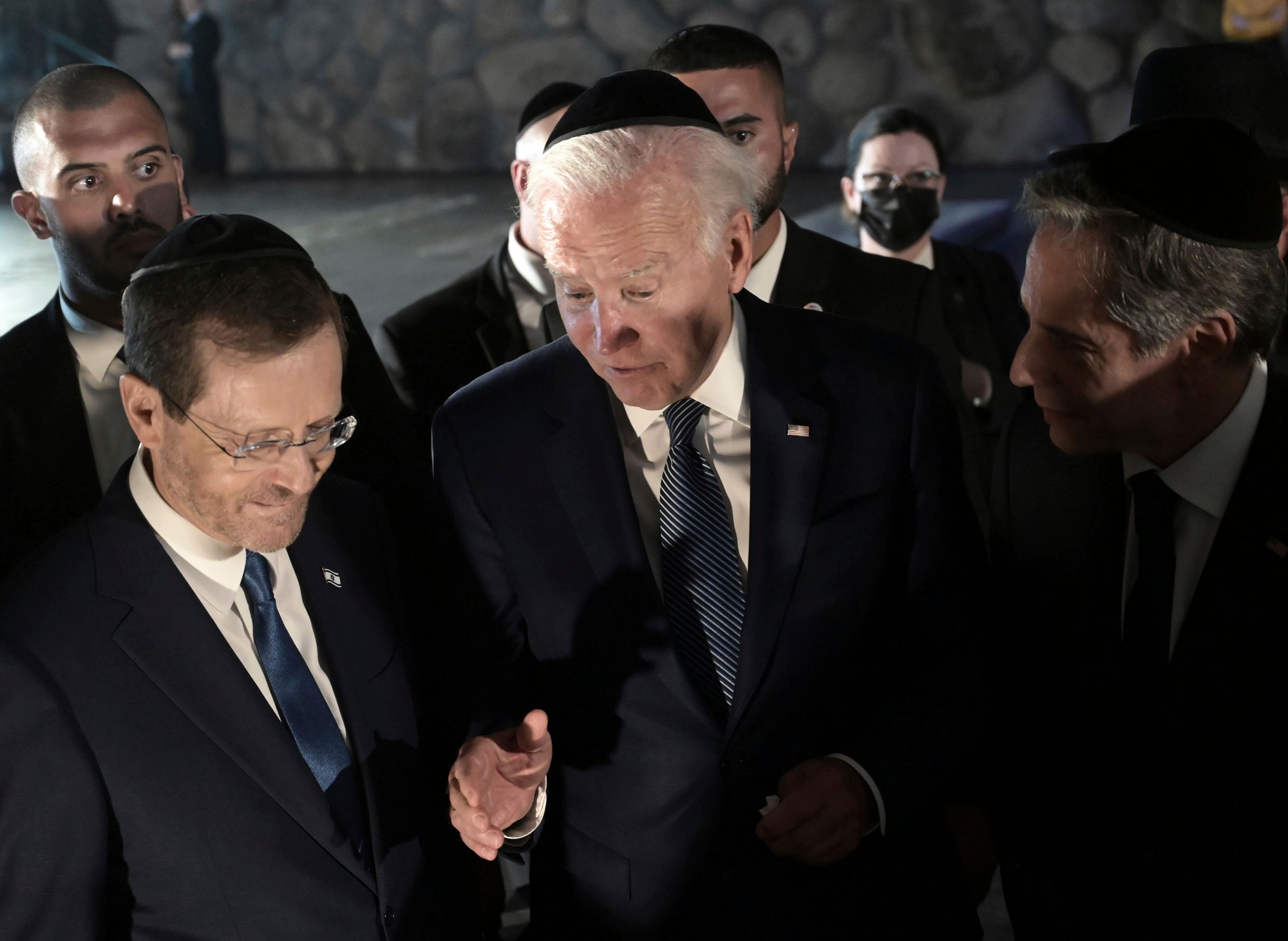 Americký prezident Joe Biden  (uprostred) sa rozpráva s americkým ministrom zahraničných vecí Antonym Blinkenom (vpravo) a izraelským prezidentom Isaacom Herzogom (vľavo) v Sieni spomienok počas ich návštevy pamätníka holokaustu Jad Vašem v Jeruzaleme.