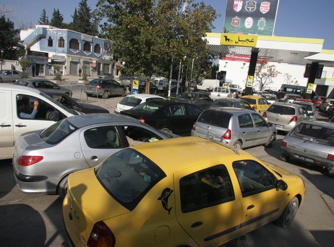 Gigantyczna kolejka do stacji benzynowej