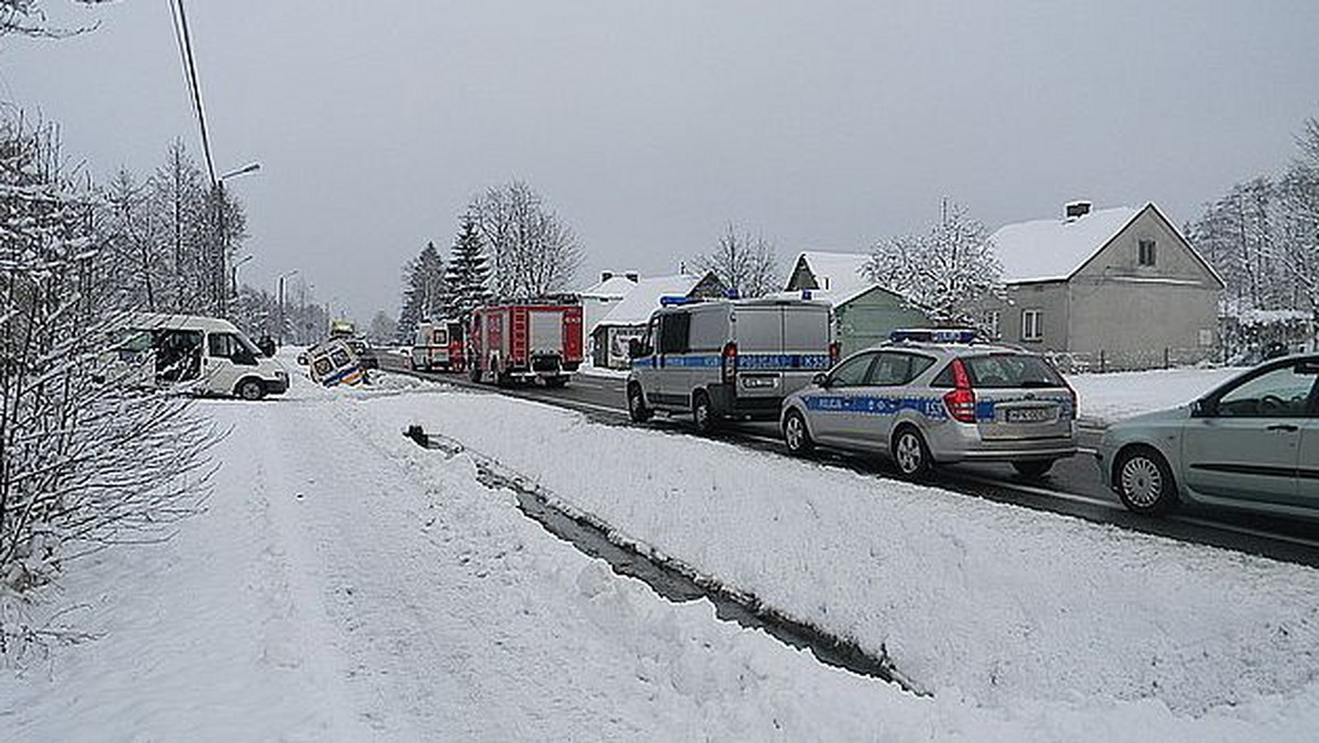 W miejscowości Widełka (woj. podkarpackie) doszło do wypadku, w którym zderzyła się karetka pogotowia i samochód osobowy. Trzy osoby zostały ranne - czytamy w serwisie kontakt24.tvn.pl.