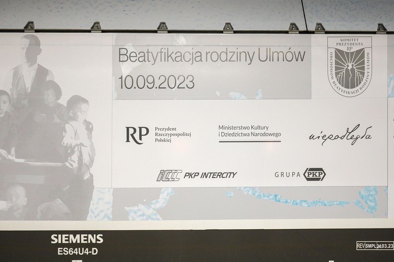 Prezentacja lokomotywy z okolicznościową grafiką o Rodzinie Ulmów