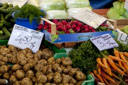 Coraz więcej nowalijek i polskich truskawek. Ile trzeba płacić za warzywa i owoce?