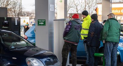 Nowe ceny paliw przed świętami. Warto lać do pełna?