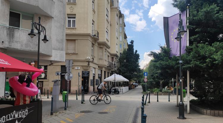 Kerékpárosokra és gyalogosokra tervezett budapesti utcakép, parkoló autók nélkül