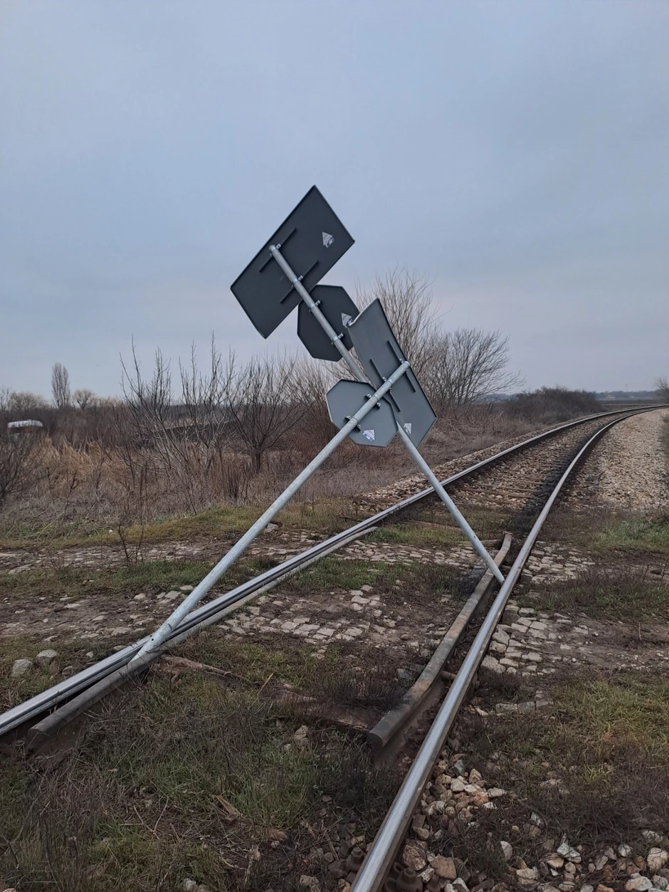 Postavljeni znakovi nasred pruge Vršac - Beograd