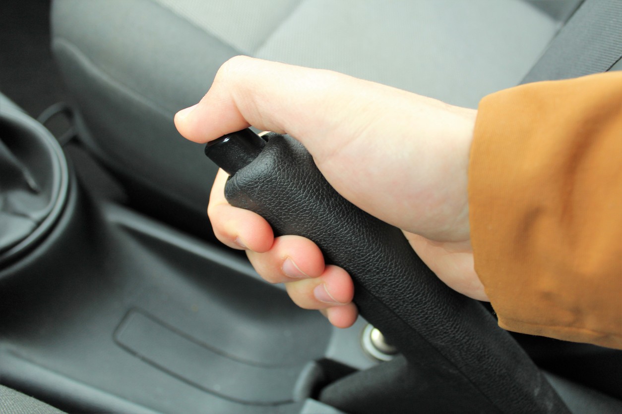 Prvým krokom je skontrolovať, či je ručná brzda úplne uvoľnená – to je najčastejšia príčina rozsvietenia.