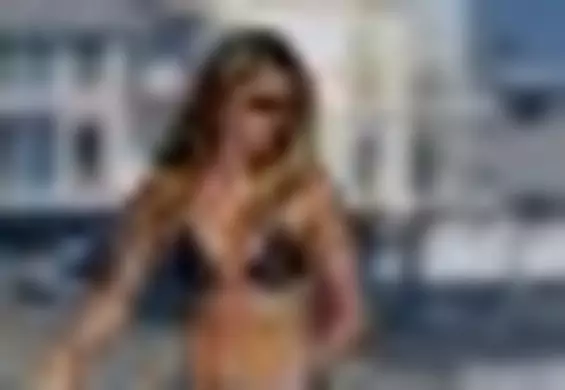 Gwiazdy na plaży: w bikini i topless. Która jest najbardziej sexy?