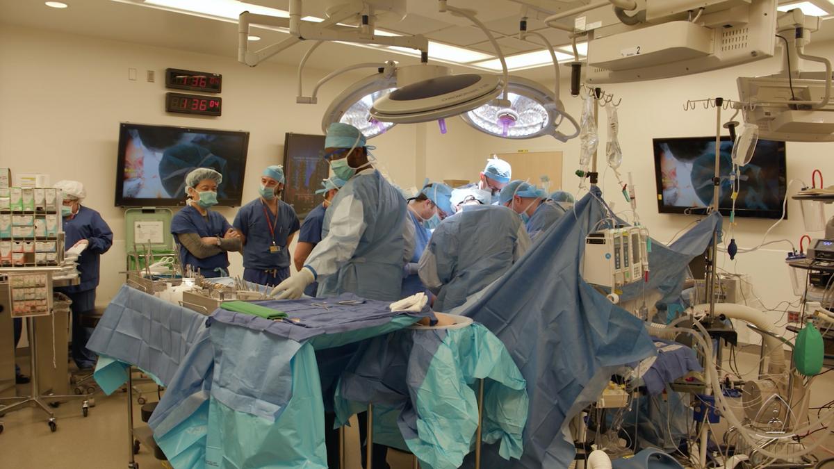 Ilyen nincs: műtét közben gyújtotta fel a beteget egy sebész a bukaresti  kórházban - Blikk