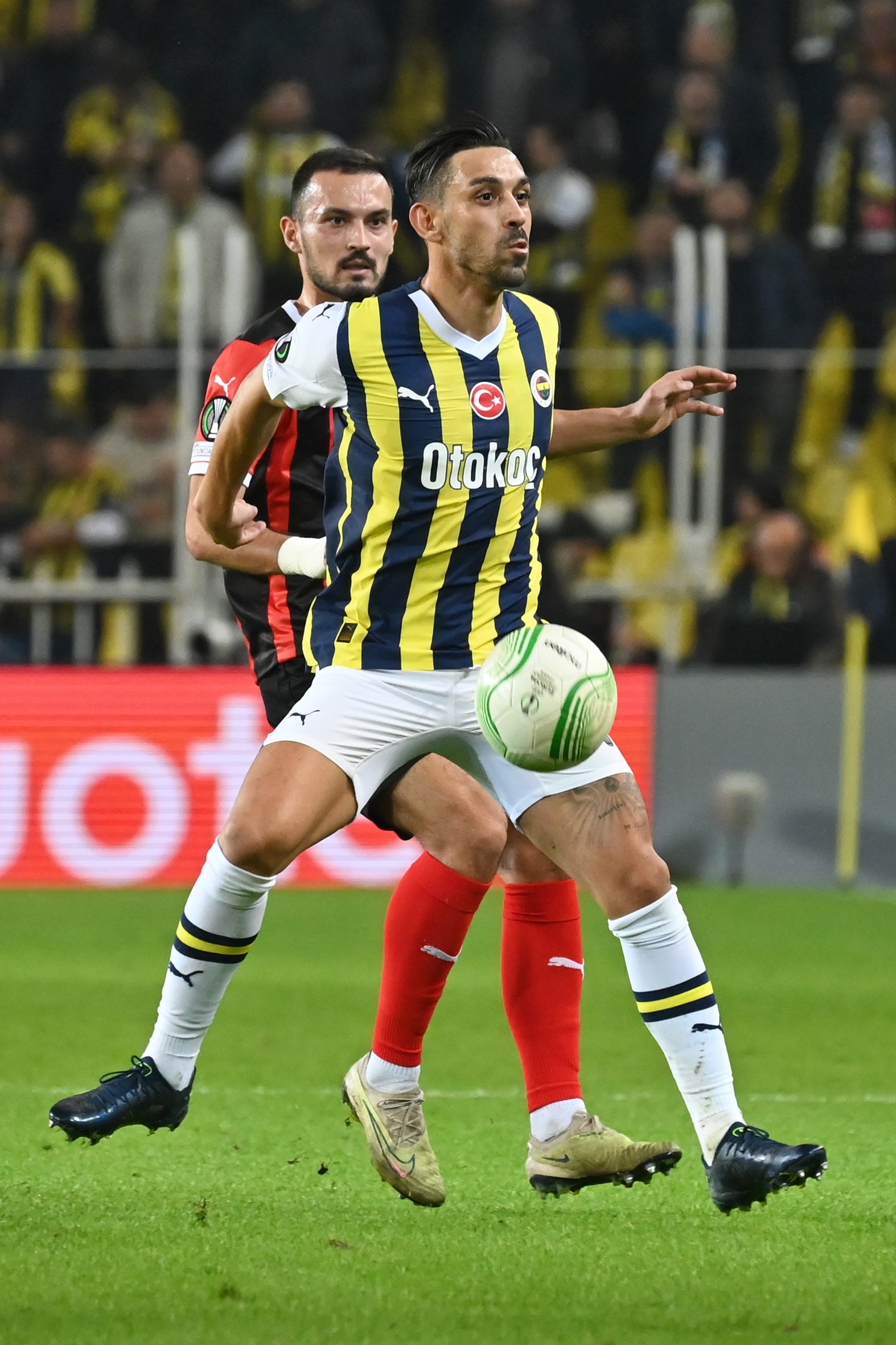 Vľavo hráč Trnavy Martin Šulek a hráč Fenerbahce Ifran Can Kahveci bojujú o loptu.