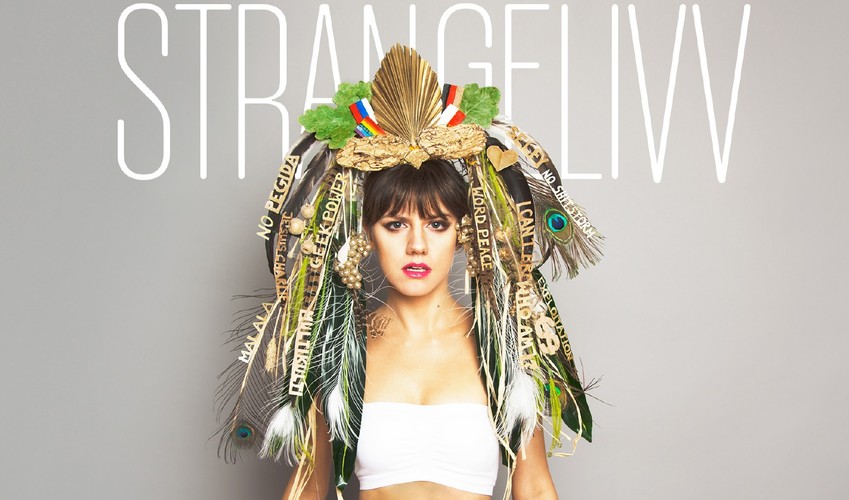 Olivia Anna Livki na okładce 'Strangelivv'