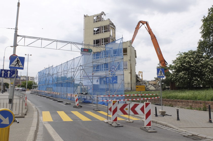 Wyburzanie budynku Cuprum przy pl. Jana Pawła II we Wrocławiu