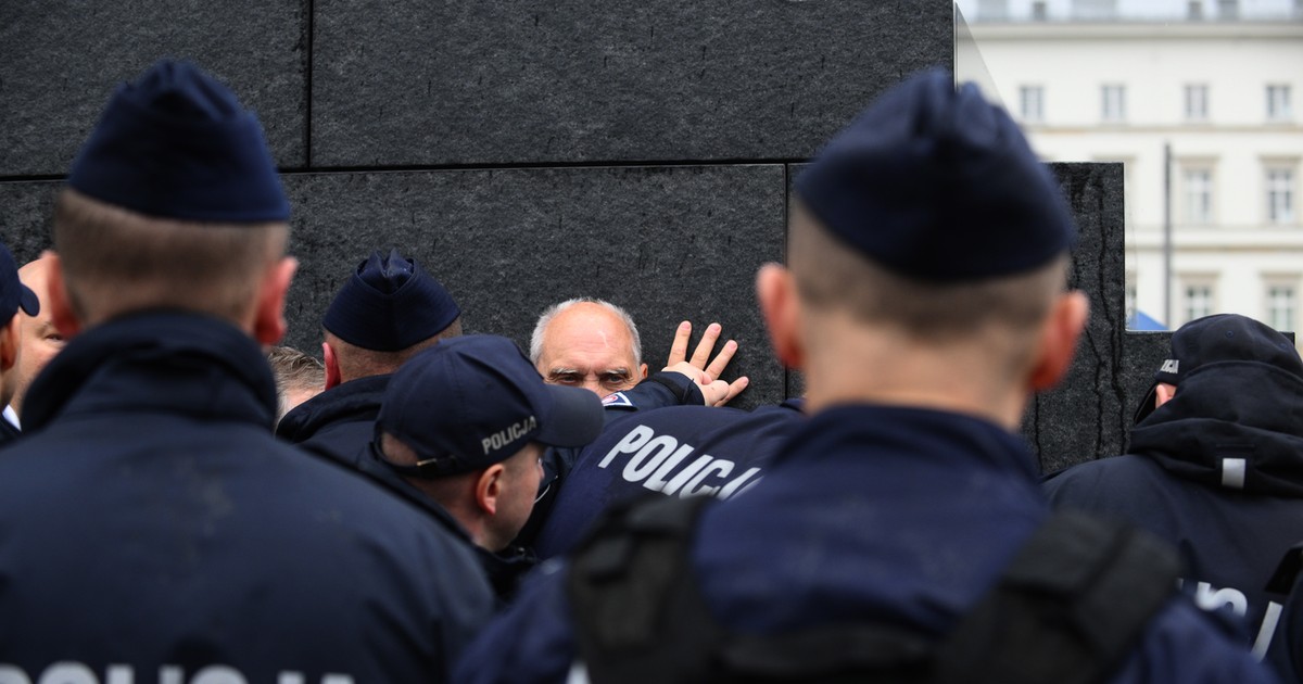 Donald Tusk chciał rozliczeń w policji. Efekty? "Środek jest nie do tknięcia"