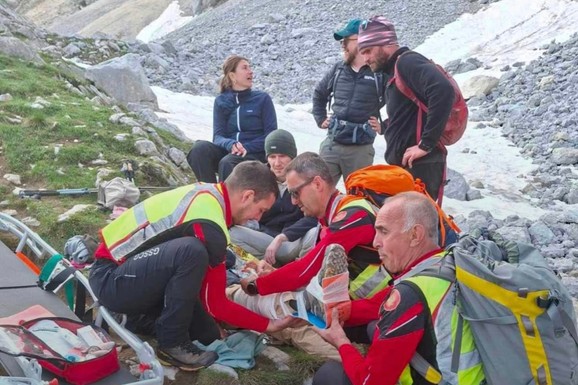 MUŠKARAC POVREĐEN TOKOM PLANINARENJA Drama na Durmitoru: Izvlačili ga spasioci i helikopter (FOTO)