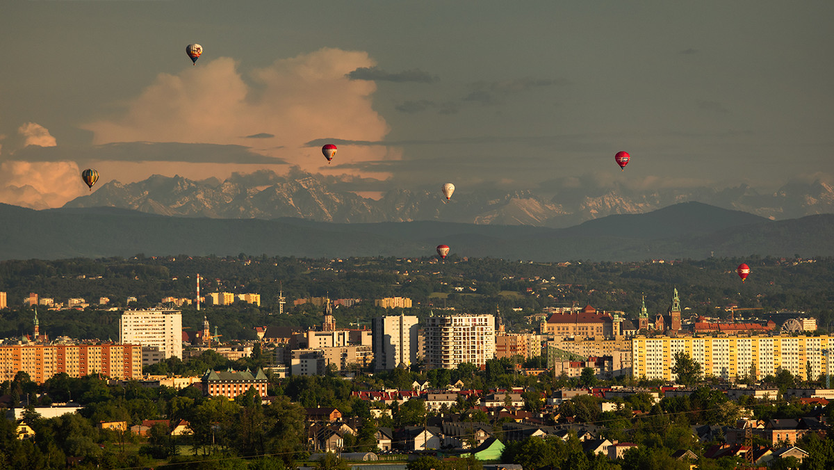 Kraków z widokiem na Tatry. Ujęcie miasta jak z bajki