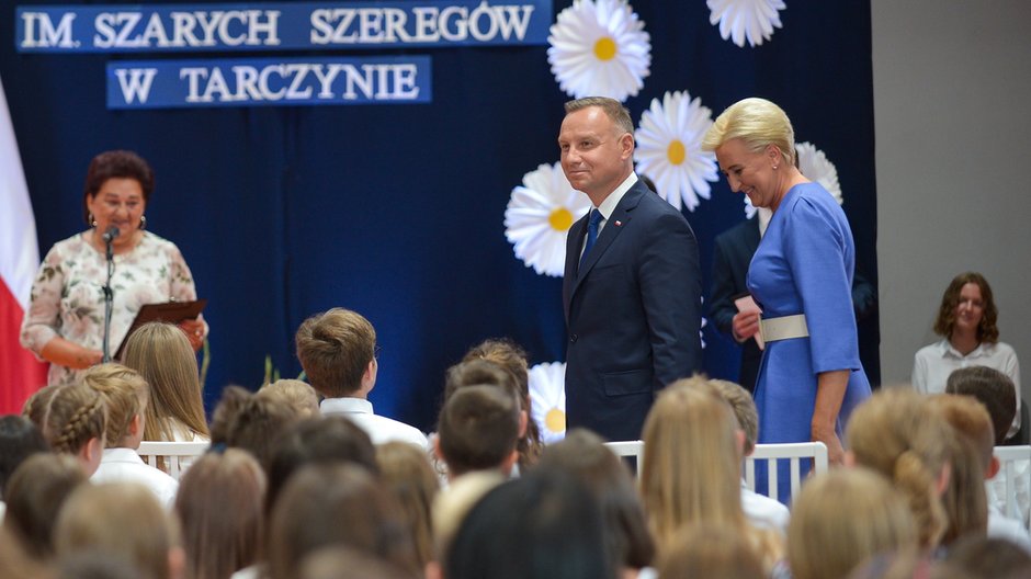 Prezydent RP Andrzej Duda oraz pierwsza dama Agata Kornhauser–Duda  podczas inauguracji roku szkolnego w Zespole Szkół im. Szarych Szeregów w Tarczynie.