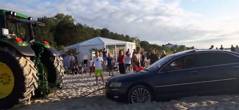 Polak wjechał samochodem na plażę i utknął w piasku