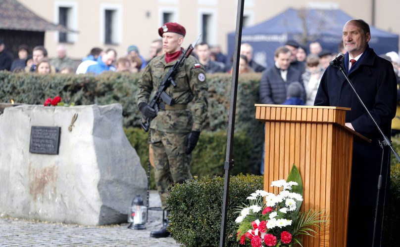 Minister obrony narodowej Antoni Macierewicz podczas uroczystości upamiętniających pierwszy zrzut cichociemnych