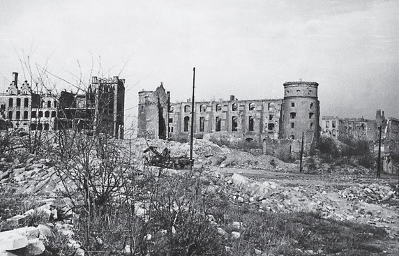 Ruiny zamku ok. 1960 roku. Fot. Heinrich Lange (2001). „Stationen der Geschichte des Königsberger Schlosses bis zu seiner Sprengung in den Jahren 1965 bis 1968”