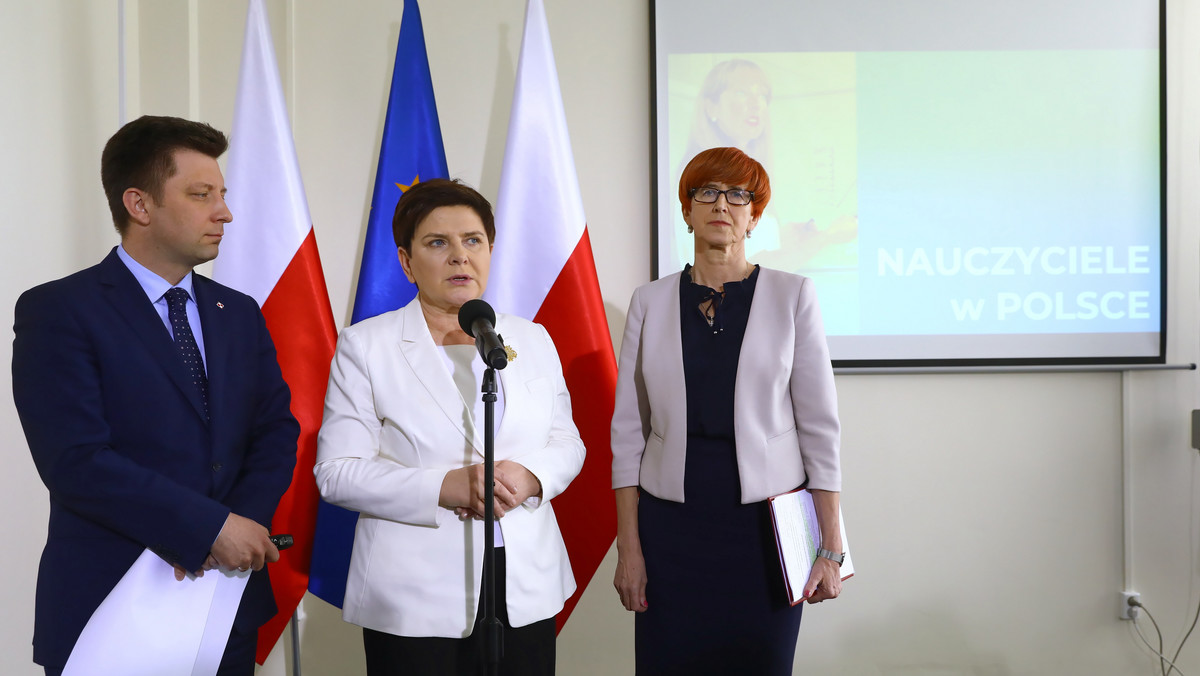 Rządowa strona negocjacyjna - prowadząca od kilkunastu dni dialog z nauczycielskimi związkami zawodowymi w ramach prezydium Rady Dialogu Społecznego - zaproponowała nowy kontrakt społeczny dla nauczycieli, obejmujący podwyżki i zmianę warunków pracy.