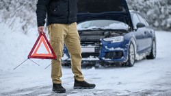 Zima nie daje o sobie zapomnieć! Alert IMGW dla niemal całej Polski. "Szklanka" na drogach w 12 województwach