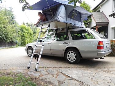 Namiot na dachu samochodu. Ty też możesz mieć (prawie) kampera!
