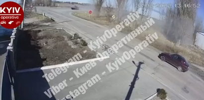 Wstrząsające nagranie. Rosyjski bojowy wóz piechoty zaatakował ukraiński samochód cywilny. Nikt nie przeżył [WIDEO]