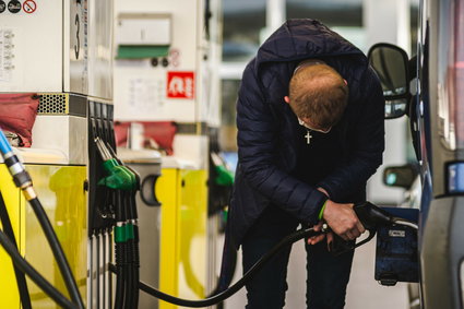 Tańsze tankowanie przed długim weekendem. Ceny minimalnie w dół