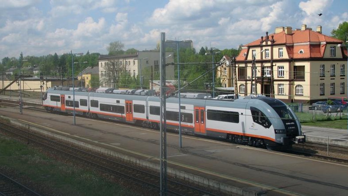 Tak jak można się było spodziewać wakacyjny pociąg, który w weekendy kursował na trasie Kielce – Sandomierz, znowu okazał się strzałem w dziesiątkę. Z danych Urzędu Marszałkowskiego wynika, że w sumie skorzystało z niego prawie 16 tysięcy pasażerów, a więc o tysiąc więcej niż w ubiegłoroczne wakacje. Trudno więc dziwić się, że już dziś władze regionu myślą o poszerzeniu tej oferty.