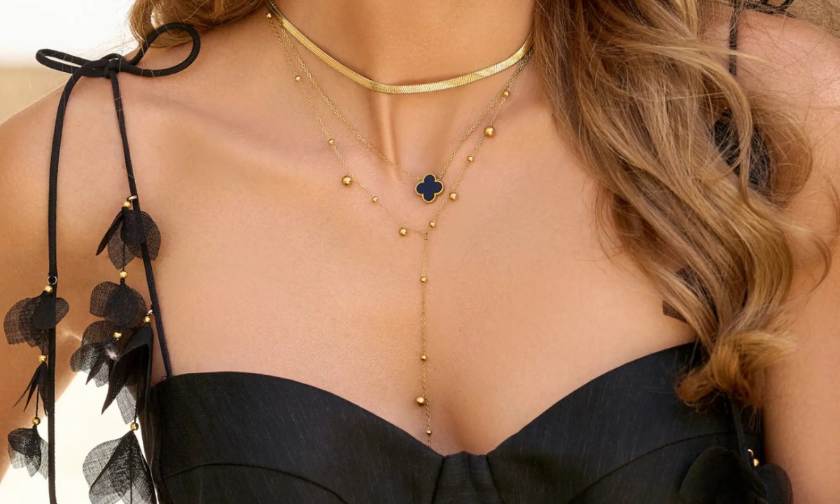 Ta pozłacana biżuteria jest obłędna! „Koleżanki pytają, czy to złoto od jubilera”