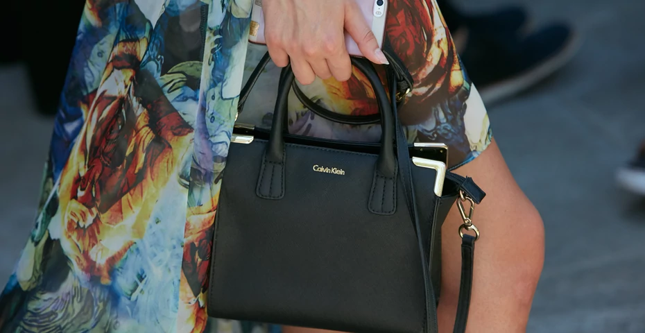 Ekstra ceny w Calvin Klein: stylowe sukienki i eleganckie torebki na wyciągnięcie ręki