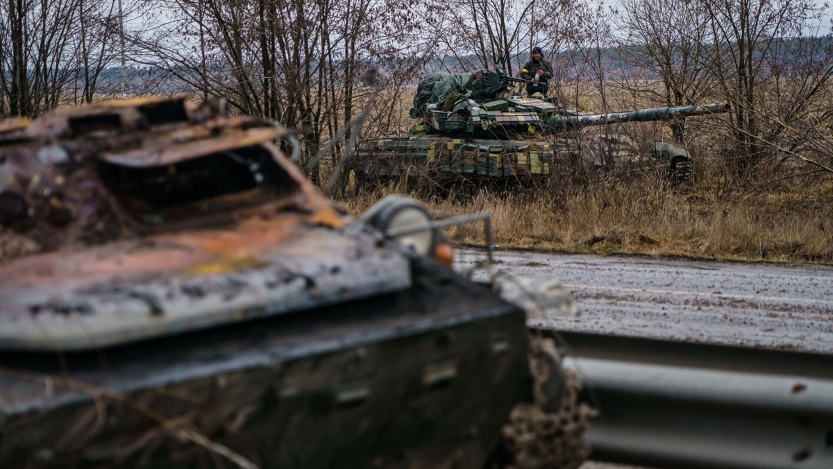 Wojna w Ukrainie. Wypalony transporter opancerzony po walkach niedaleko Kijowa