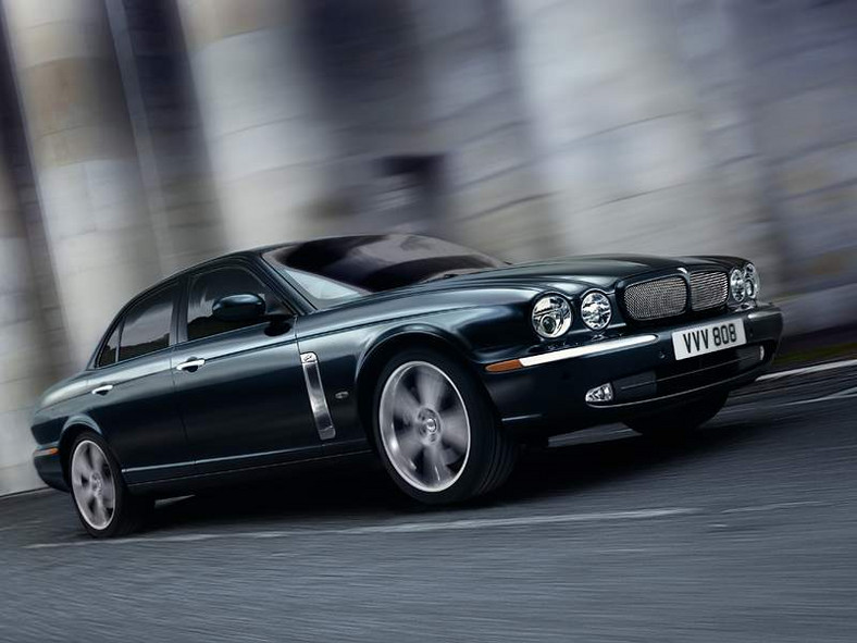 Jaguar XJR Portfolio: duży kocur pokazuje pazury