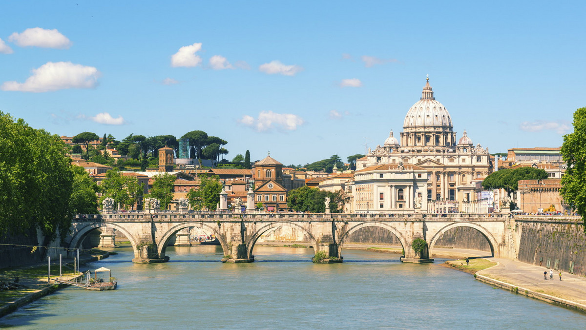 Turyści przebywający w Rzymie nie mogą sfotografować jednego z najpiękniejszych widoków: panoramy bazyliki św. Piotra znad Tybru. Zasłania ją olbrzymi billboard reklamowy, w sprawie którego interweniowały oburzone parlamentarzystki; protestują mieszkańcy.